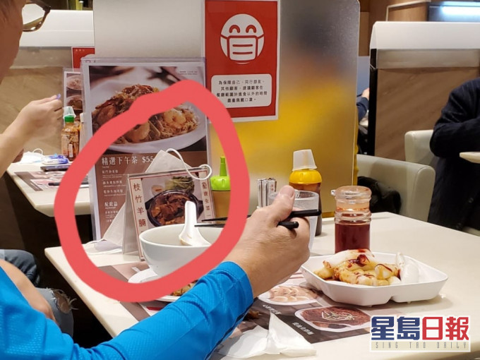 有食客將口罩耳繩掛在餐牌上。「沙田之友」Facebook 群組相片