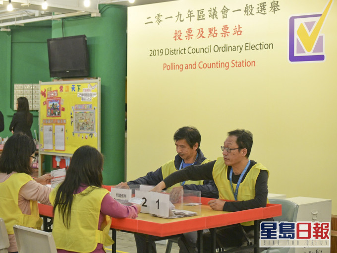 選舉點票工作須通宵進行,借出場地的學校需派人駐校協助處理設施問題。
