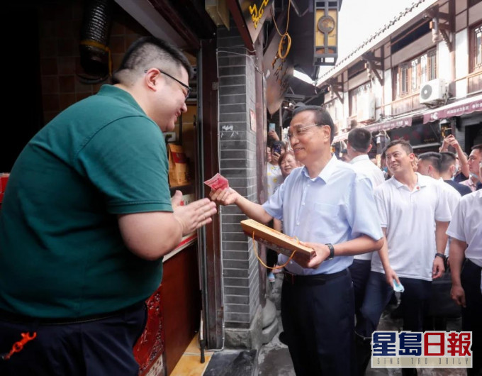 李克強到重慶災區,用行動支持商家帶動消費。