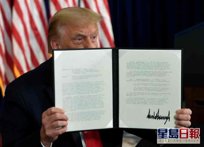 特朗普在高爾夫球俱樂部內舉行簽署儀式。AP