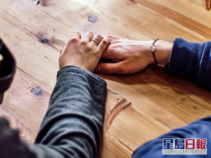 有港媽抱怨丈夫過從甚密。Pexels