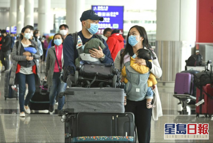 不少市民外游出门均会购买旅游保险。 资料图片