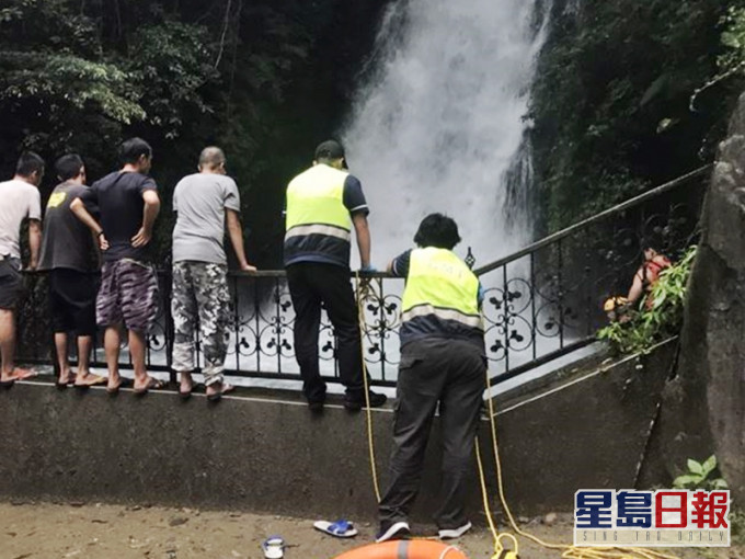 民眾見有一名男子被捲入瀑布後,立刻報警求助。網上圖片