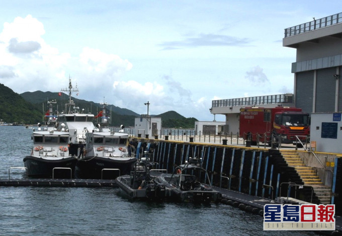 男子由水警救回基地。