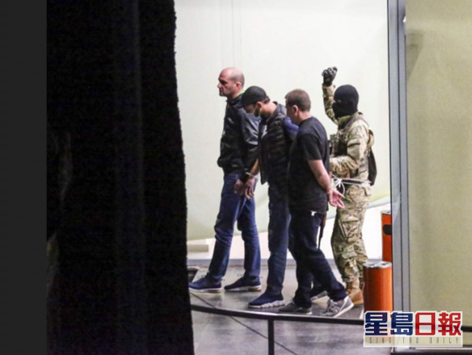 一名身穿軍服的持械蒙面男子闖進一間商營銀行內並挾持46名人質。網圖