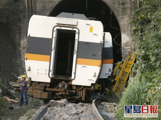 出軌事故造成死傷嚴重。AP