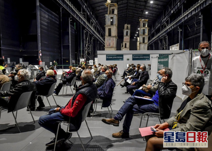 新冠病毒疫情持續,意大利等歐洲國家民眾輪候接種疫苗。AP資料圖片