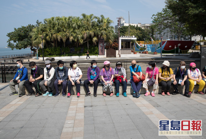父母已囤积3000口罩仍坚持买,令网民感到无奈。新华社
