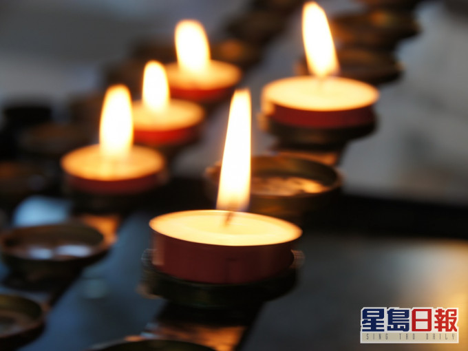 女友人向父母谎称要去参加事主的葬礼。(unsplash图片)