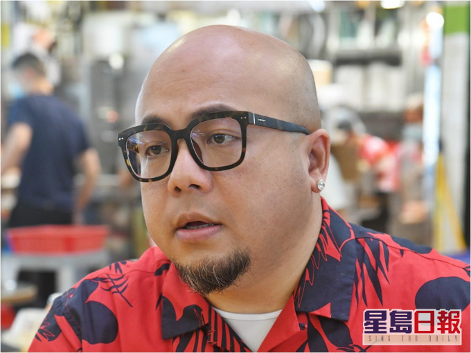 主持「泰山」表示,自己無頭髮可給髮型師整理,亦沒有與他接觸過,但仍要隔離檢疫。資料圖片