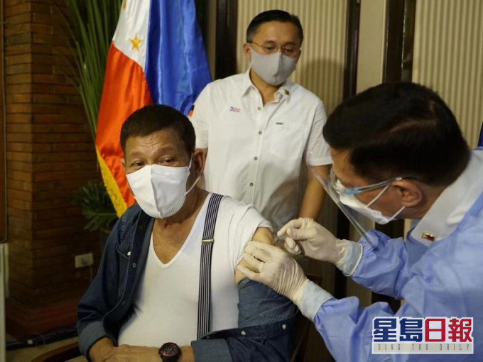 菲律宾总统杜特尔特接种当地还未授权的国药疫苗引发风波。(新华社图片)