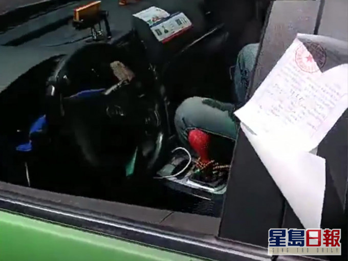 西安一名的士司機車內猝死仍被交警貼罰單。