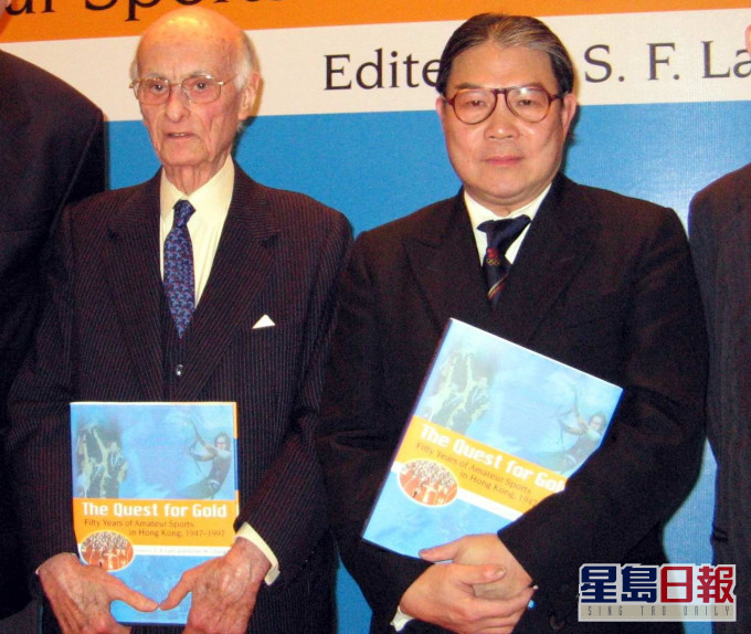 港協暨奧委永遠名譽會長沙理士(左);港協暨奧委會長霍震霆(右二)。資料圖片