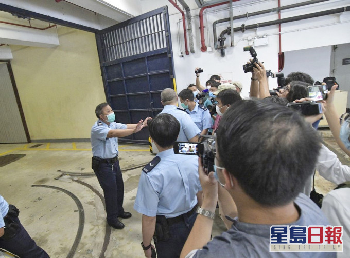 记者跌倒后受伤,有传媒与警员理论。资料图片