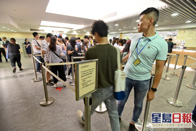 港大附属学院呼吁有意报读学院副学位课程的同学,如无必要,不要亲身前往学院报名。 资料图片