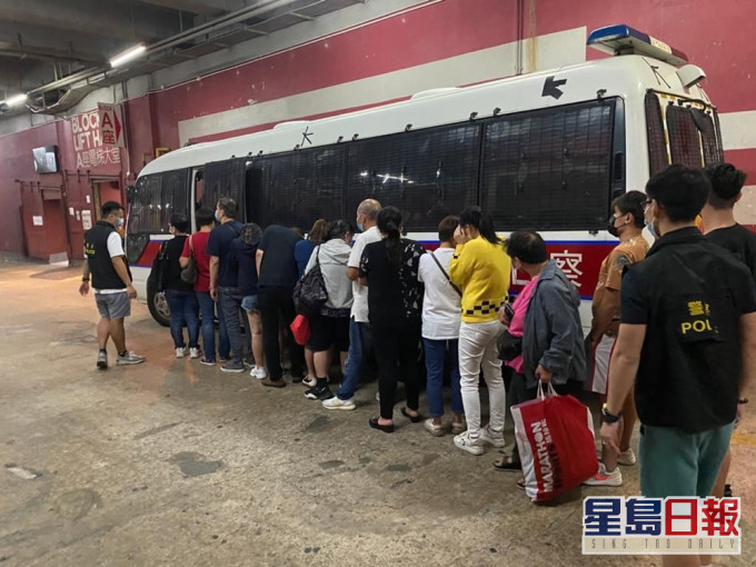 警土瓜灣搗賭檔,拘17名男女。警方圖片