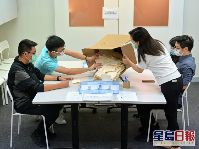 香港民意研究所正點算紙張選票。
