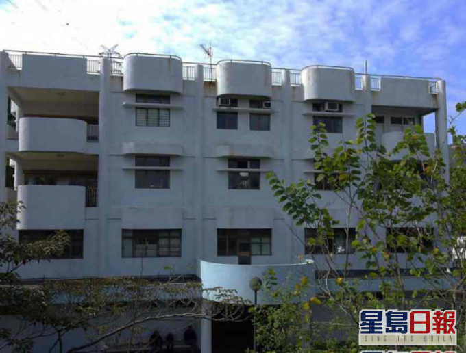 死者家属今早到富山殓房认尸。