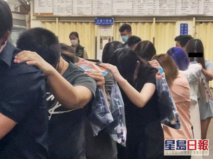 警方於觀塘搗破一間懷疑無牌酒吧,拘捕4名負責人及26名酒客。警方圖片