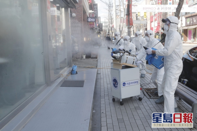 有專家指新冠狀病毒最終將成為新型季節性疾病。AP