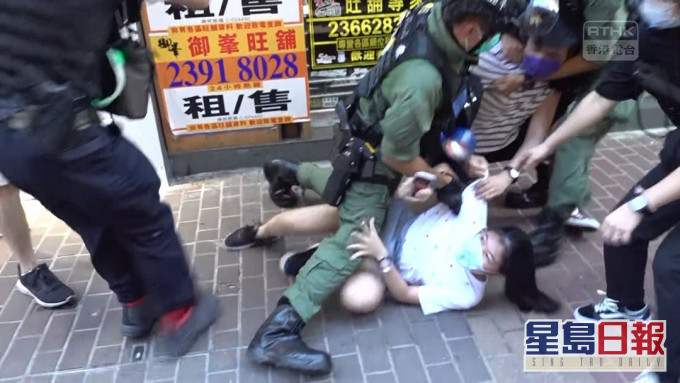 12歲少女被警員制服在地。港台截圖