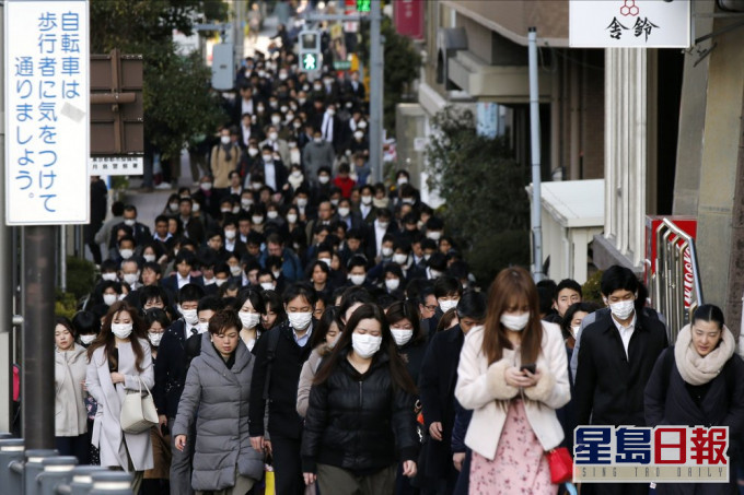 日本民众外出佩戴口罩。AP图片