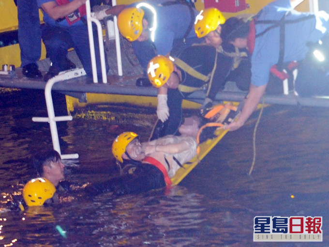 救援人員尋獲屍體。