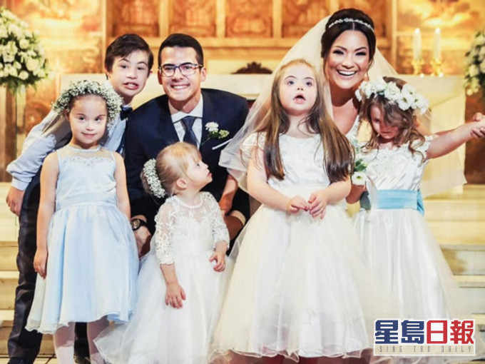新郎安排了新娘一班患唐氏綜合症的學生擔任花仔花女,為她送上祝福。網圖