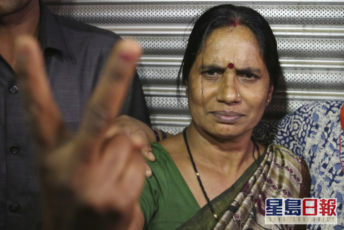 案中死者喬蒂（Joyti Singh）的母親在兇徒伏法後稱感欣慰，指終可還女兒公道。AP