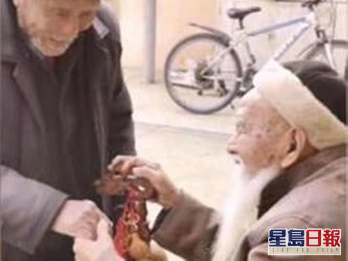 99歲的弟弟帶著一家人向106歲的哥哥拜年。網圖