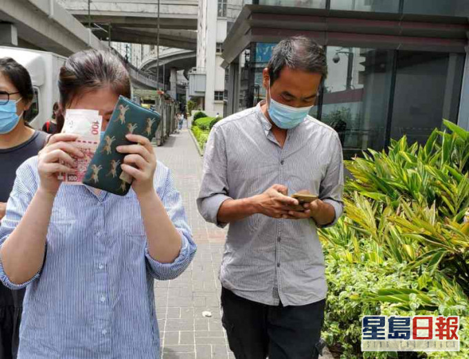 被告江詠虹(左)及李朝偉(右1)。葉君怡攝