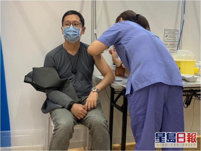 黃傑龍與父親前往接種復必泰疫苗。黃傑龍facebook圖片