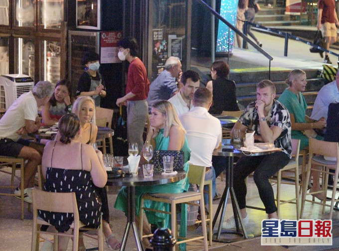 市民結伴前往酒吧。