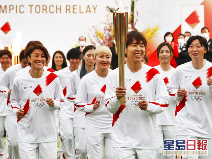 第一棒火炬手由曾在世界杯夺冠的16名日本女足国家队成员担任。AP图片