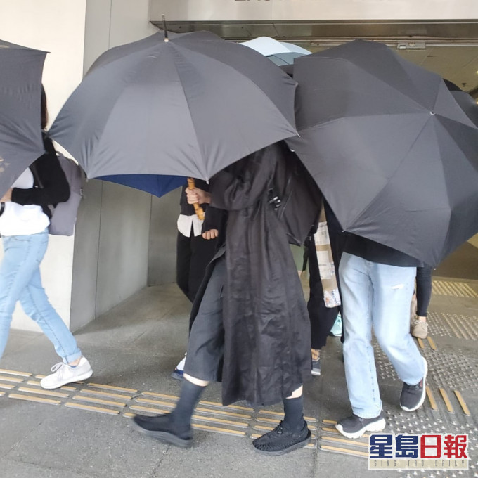 丘子乐离开法院。资料图片