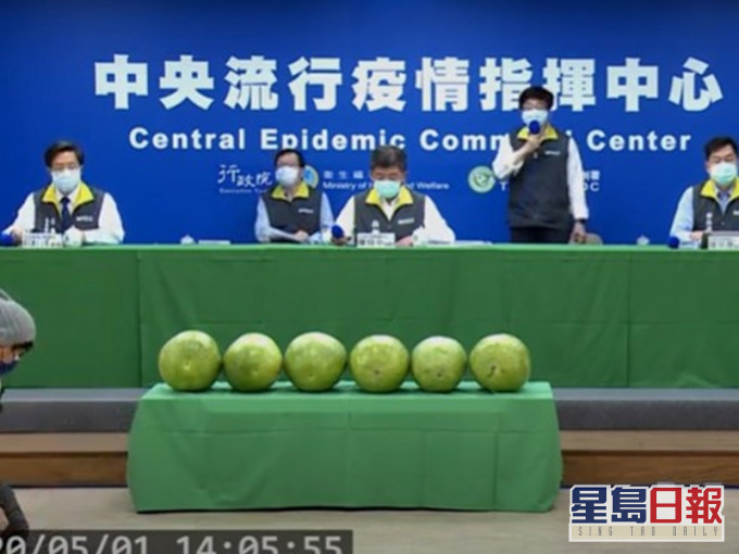 疫情記者會的桌上也擺出6個大西瓜。中時