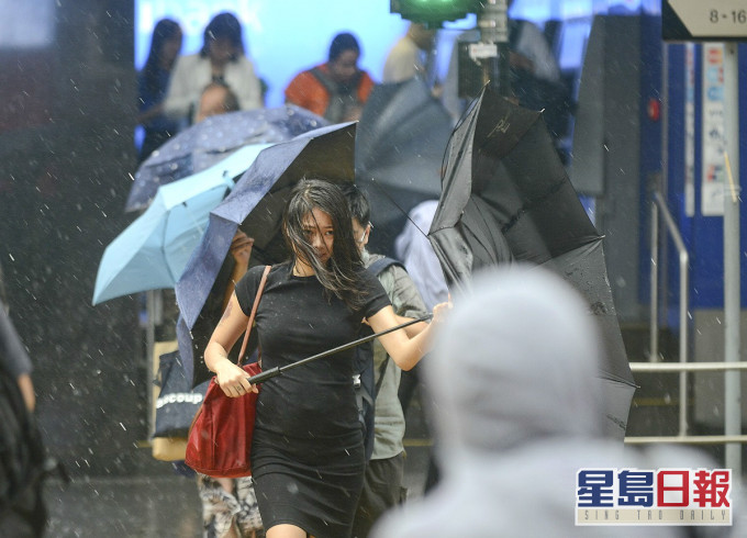 周日发8号风球的机会暂时仍不能排除。资料图片