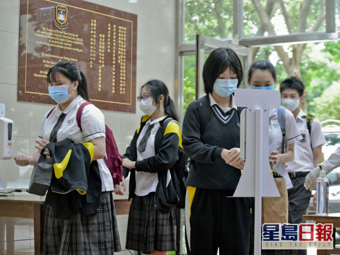 教育局早前公布,全港學校安排學生回校半天面授課堂的人數上限放寬至三分二。資料圖片