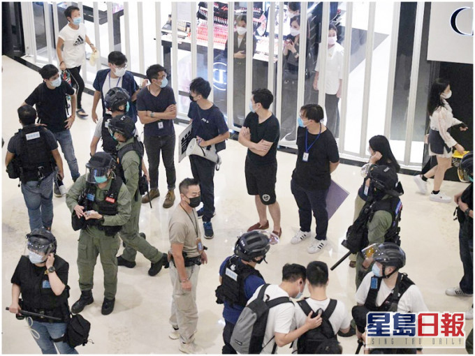 警方向集结群众发出警告,有人拒绝听从指示离开。
