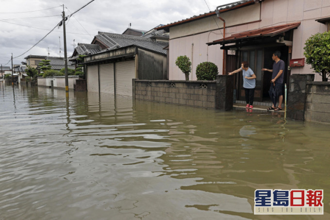 日本持續受暴雨侵襲,河流氾濫成災。AP圖