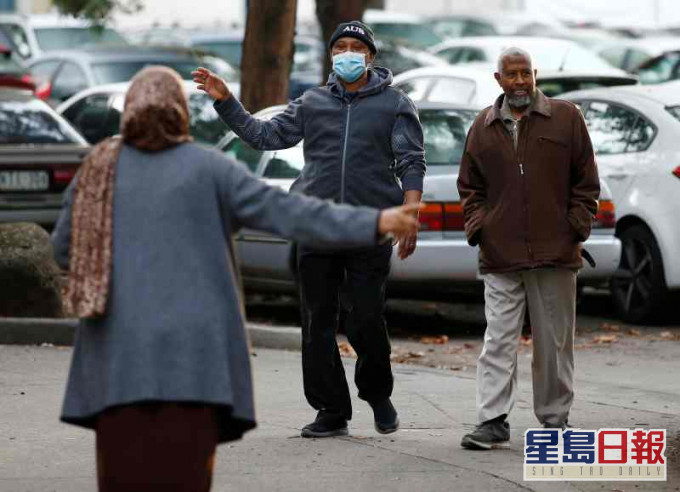 由22日起墨尔本市民外出必须要配戴口罩违者将被罚款。AP