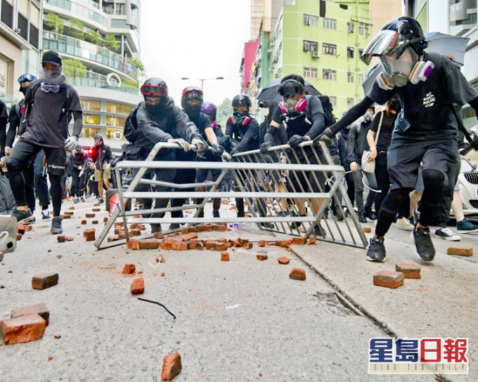 大批市民去年11月2日在港島區參與集會遊行。資料圖片