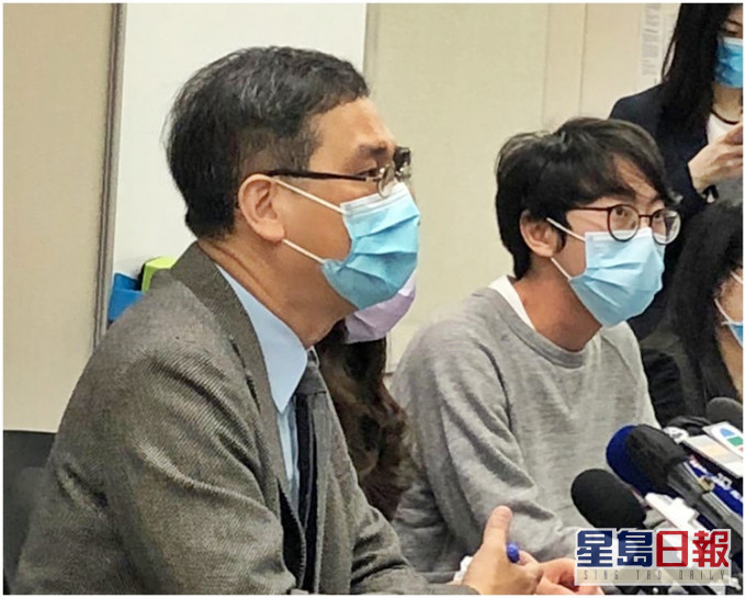 叶建源(左)指数码鸿沟转变成学习鸿沟,长远形成严重社会问题。