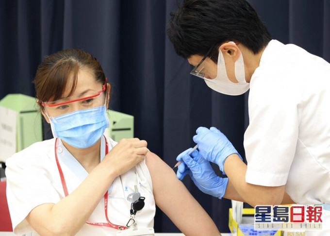 日本一名醫護人員接種新冠疫苗後疑嚴重過敏，經治理後無大礙。AP資料圖片，非當事人