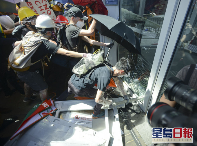 公民黨指,林鄭月娥毋視民意,導致今日的「民怨大爆發」。