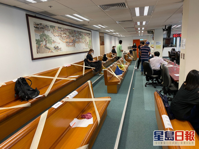 元朗区议员在开会时被要求隔开坐。王百羽FB图片