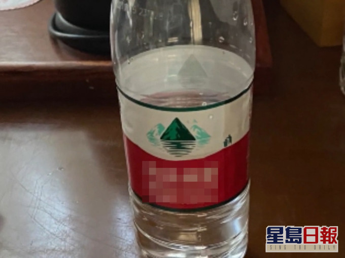 內地一名婦人誤喝下一瓶放在膠樽內的消毒劑。影片截圖