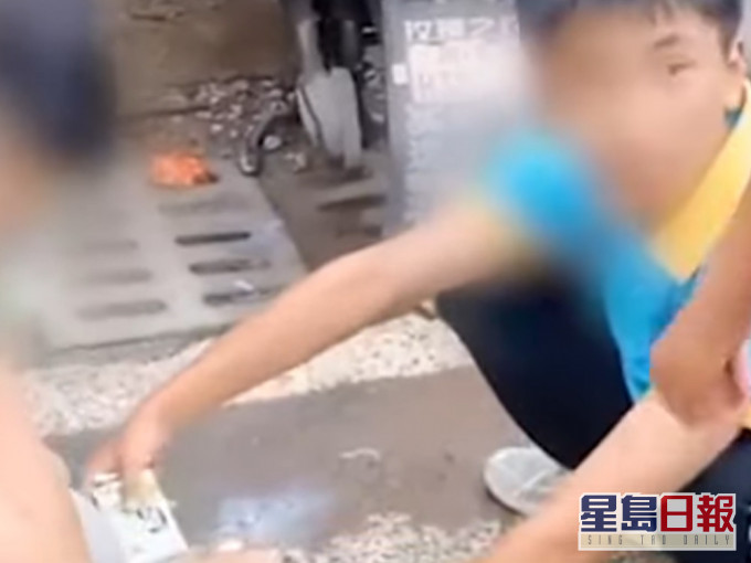 四川一學校禁止學生帶紙包牛奶回校,他們只能當場喝光。影片截圖