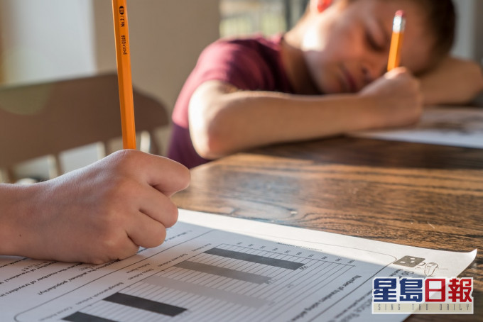 有教师抱怨,有家长凌晨仍传讯息要求帮儿子寻文具、手册等。示意图片