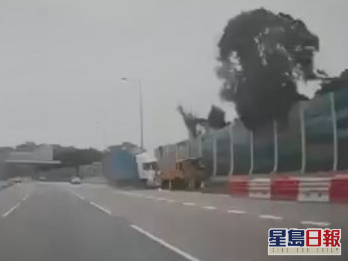 吐露港公路一輛貨車與工程車相撞。網片截圖